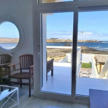 Hébergement de vacances Blue Breeze House With Pool Facing Sea *