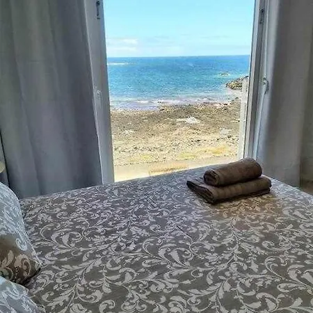 Hébergement de vacances Blue Breeze House With Pool Facing Sea *